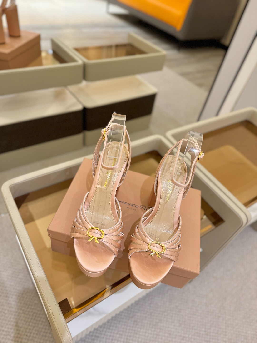 
 gianvito rossi 
👠2025新款凉鞋
👡✨真丝邂逅防水台高跟，今夏的优雅暴击！💦这双防