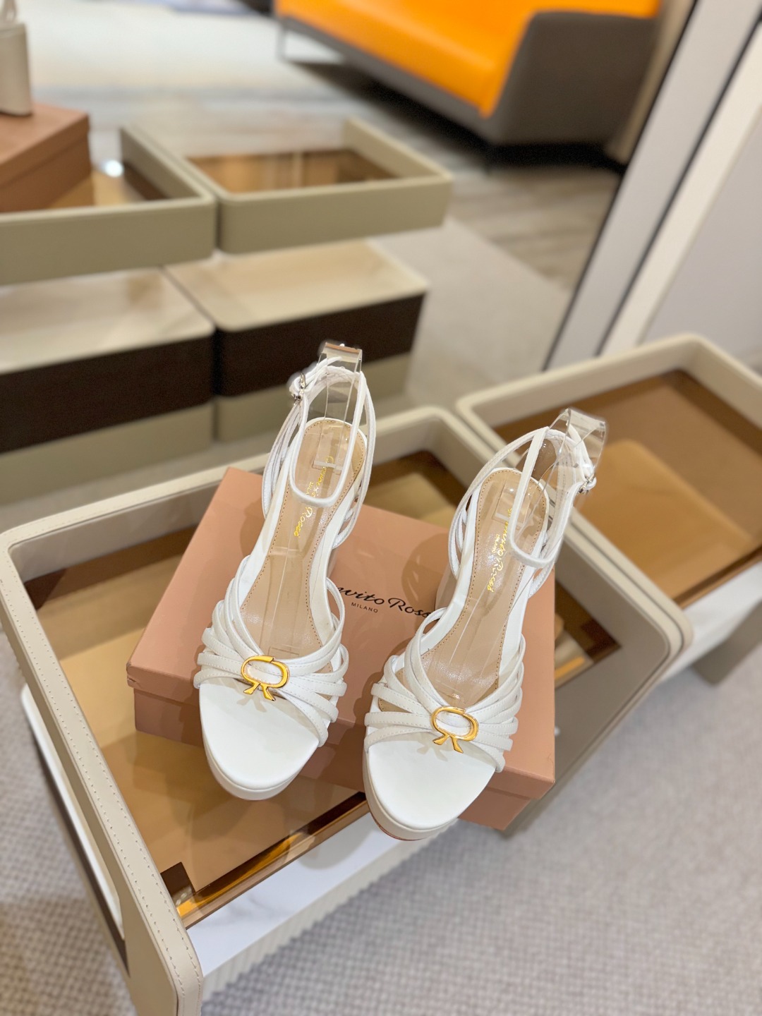 
 gianvito rossi 
👠2025新款凉鞋
👡✨真丝邂逅防水台高跟，今夏的优雅暴击！💦这双防