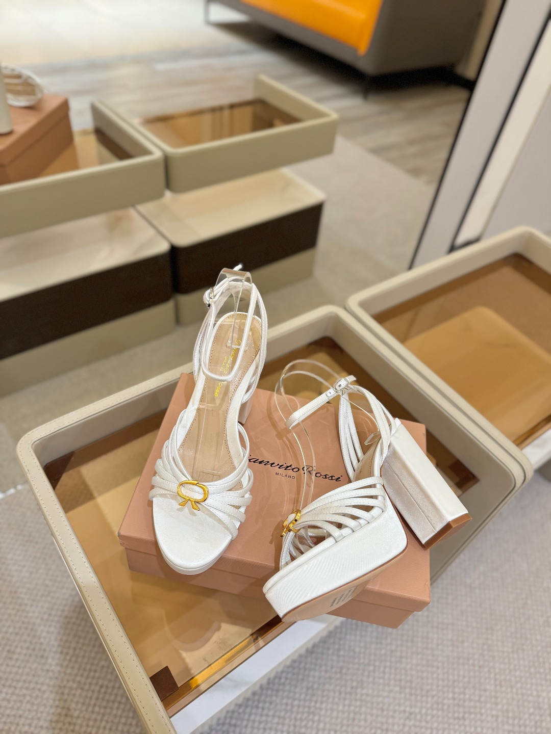 
 gianvito rossi 
👠2025新款凉鞋
👡✨真丝邂逅防水台高跟，今夏的优雅暴击！💦这双防