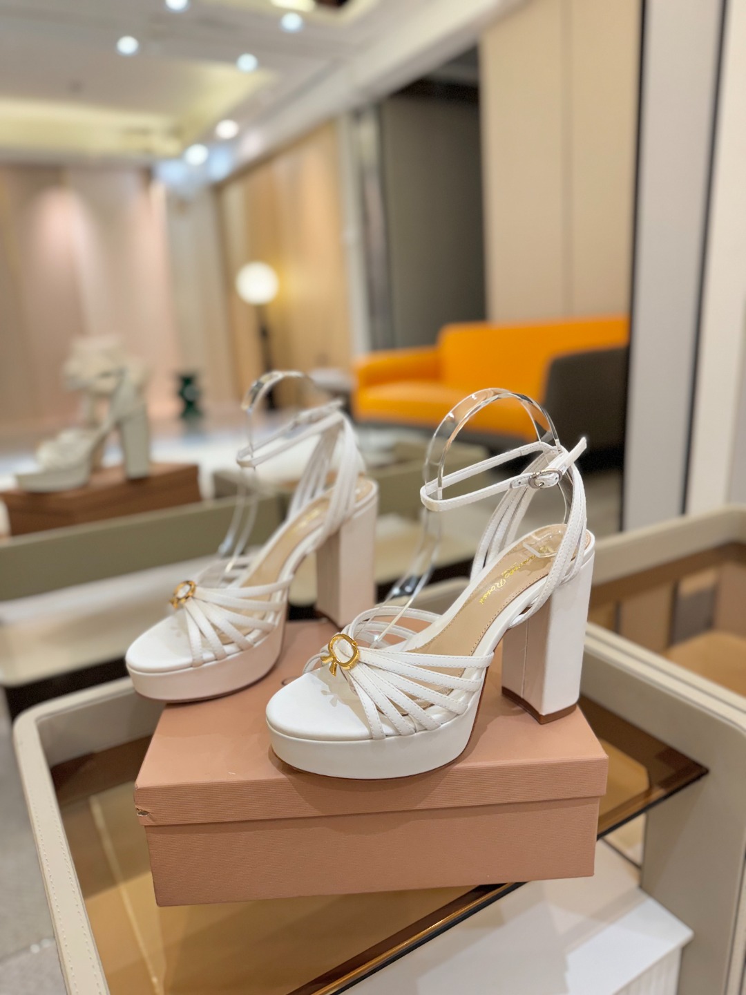 
 gianvito rossi 
👠2025新款凉鞋
👡✨真丝邂逅防水台高跟，今夏的优雅暴击！💦这双防