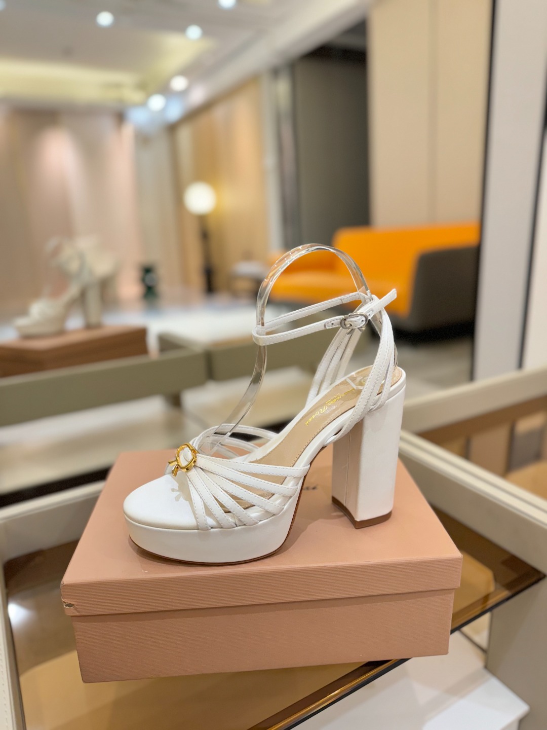 
 gianvito rossi 
👠2025新款凉鞋
👡✨真丝邂逅防水台高跟，今夏的优雅暴击！💦这双防