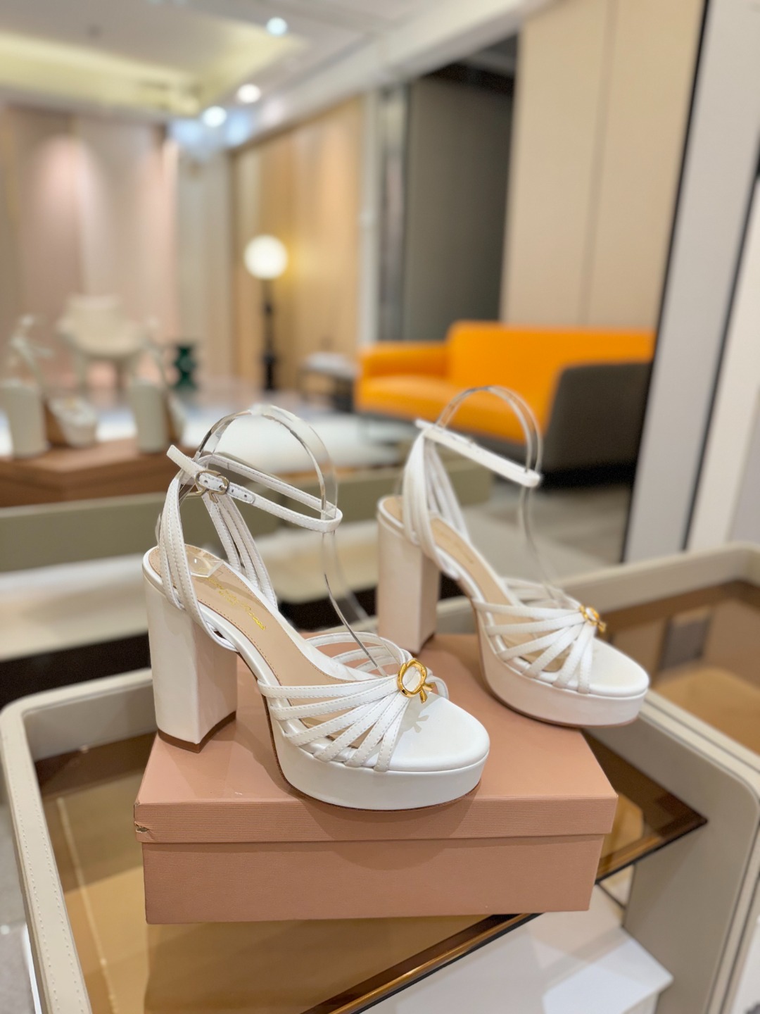 
 gianvito rossi 
👠2025新款凉鞋
👡✨真丝邂逅防水台高跟，今夏的优雅暴击！💦这双防