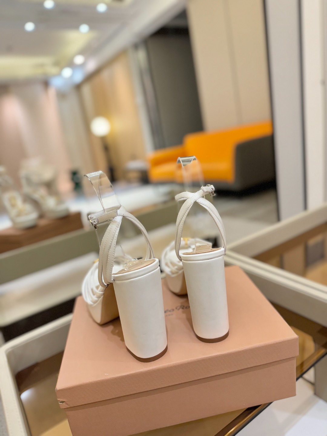 
 gianvito rossi 
👠2025新款凉鞋
👡✨真丝邂逅防水台高跟，今夏的优雅暴击！💦这双防