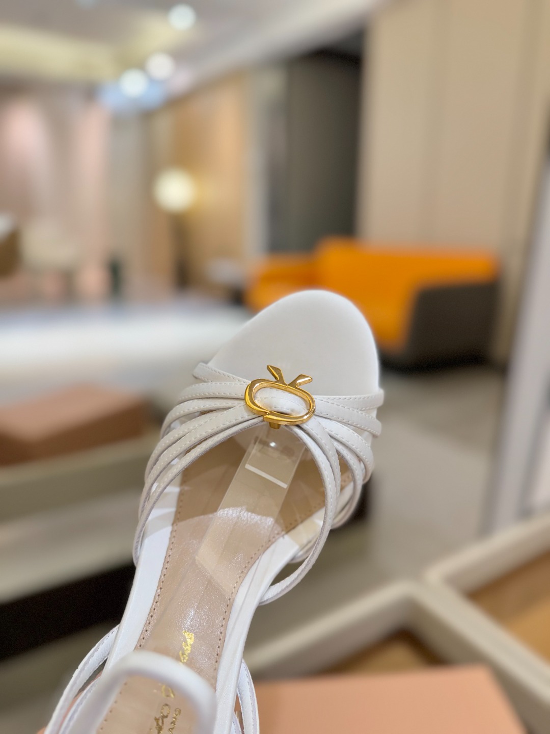 
 gianvito rossi 
👠2025新款凉鞋
👡✨真丝邂逅防水台高跟，今夏的优雅暴击！💦这双防
