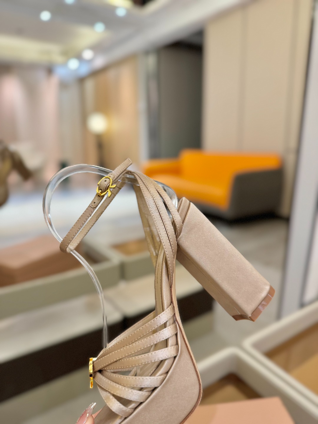 
 gianvito rossi 
👠2025新款凉鞋
👡✨真丝邂逅防水台高跟，今夏的优雅暴击！💦这双防