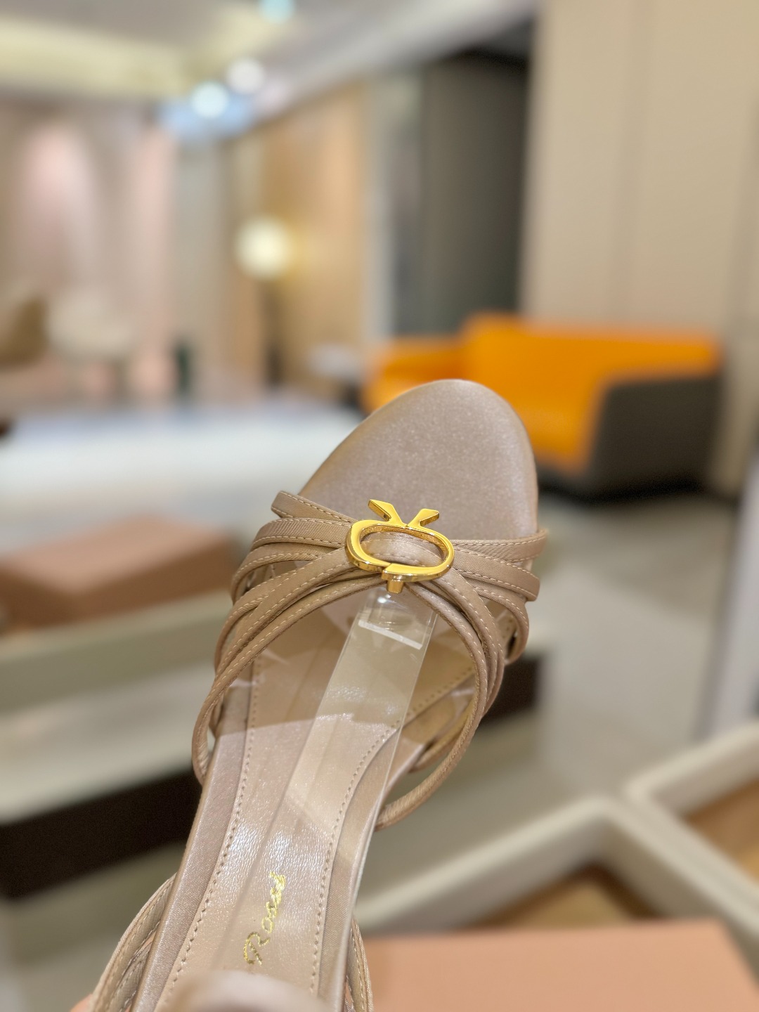 
 gianvito rossi 
👠2025新款凉鞋
👡✨真丝邂逅防水台高跟，今夏的优雅暴击！💦这双防
