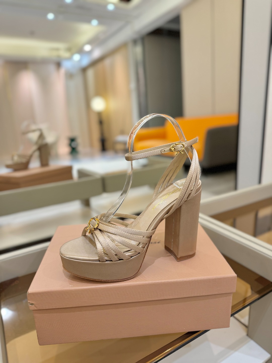 
 gianvito rossi 
👠2025新款凉鞋
👡✨真丝邂逅防水台高跟，今夏的优雅暴击！💦这双防