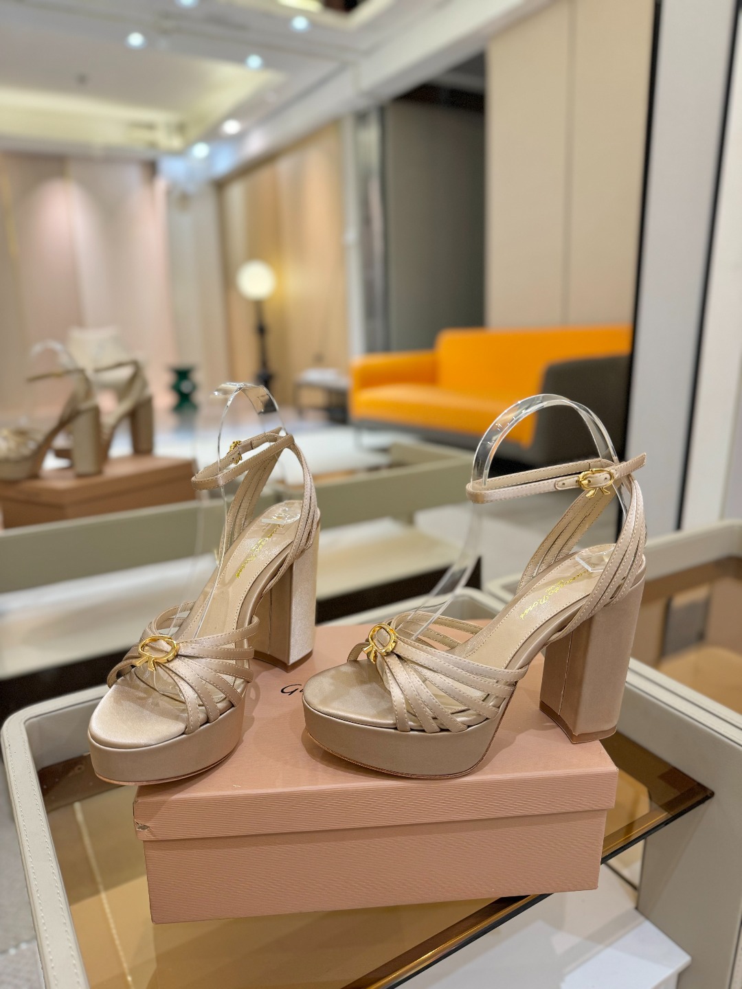 
 gianvito rossi 
👠2025新款凉鞋
👡✨真丝邂逅防水台高跟，今夏的优雅暴击！💦这双防