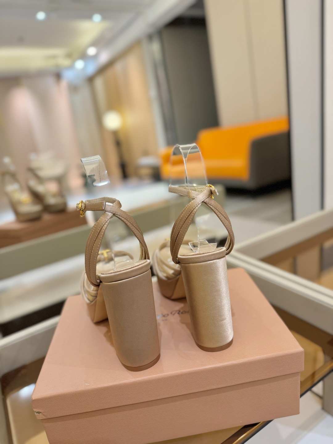 
 gianvito rossi 
👠2025新款凉鞋
👡✨真丝邂逅防水台高跟，今夏的优雅暴击！💦这双防