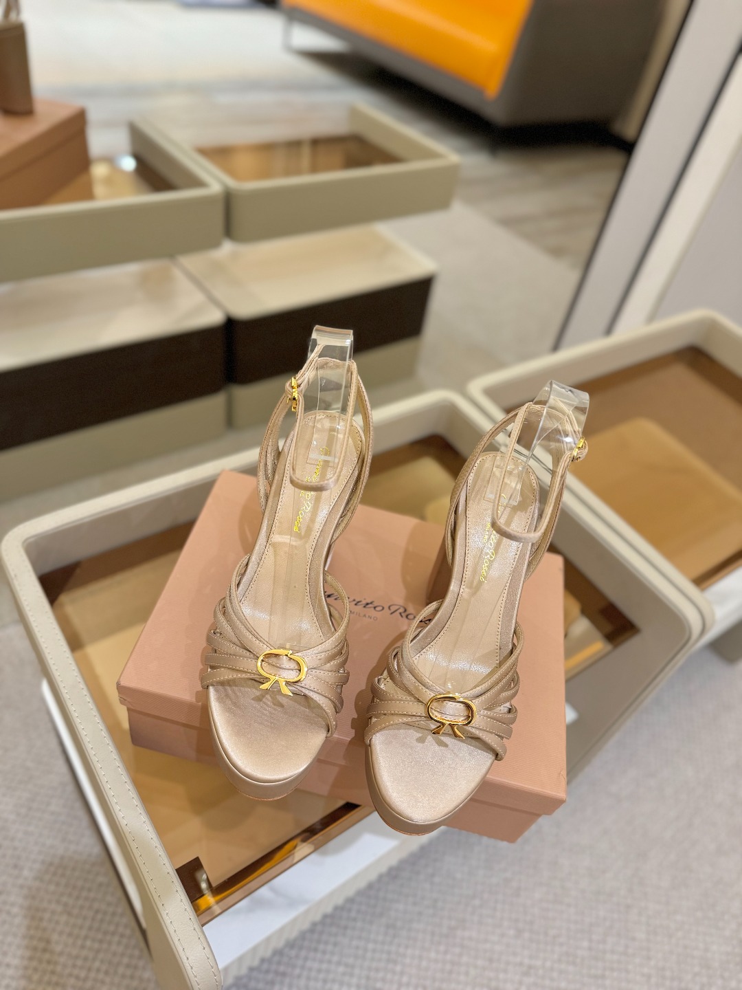 
 gianvito rossi 
👠2025新款凉鞋
👡✨真丝邂逅防水台高跟，今夏的优雅暴击！💦这双防