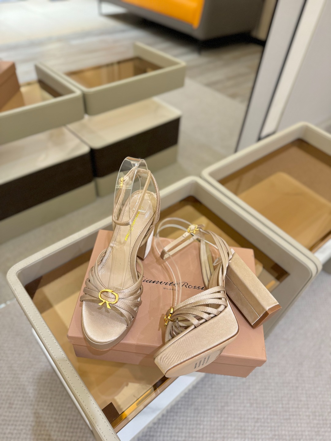 
 gianvito rossi 
👠2025新款凉鞋
👡✨真丝邂逅防水台高跟，今夏的优雅暴击！💦这双防