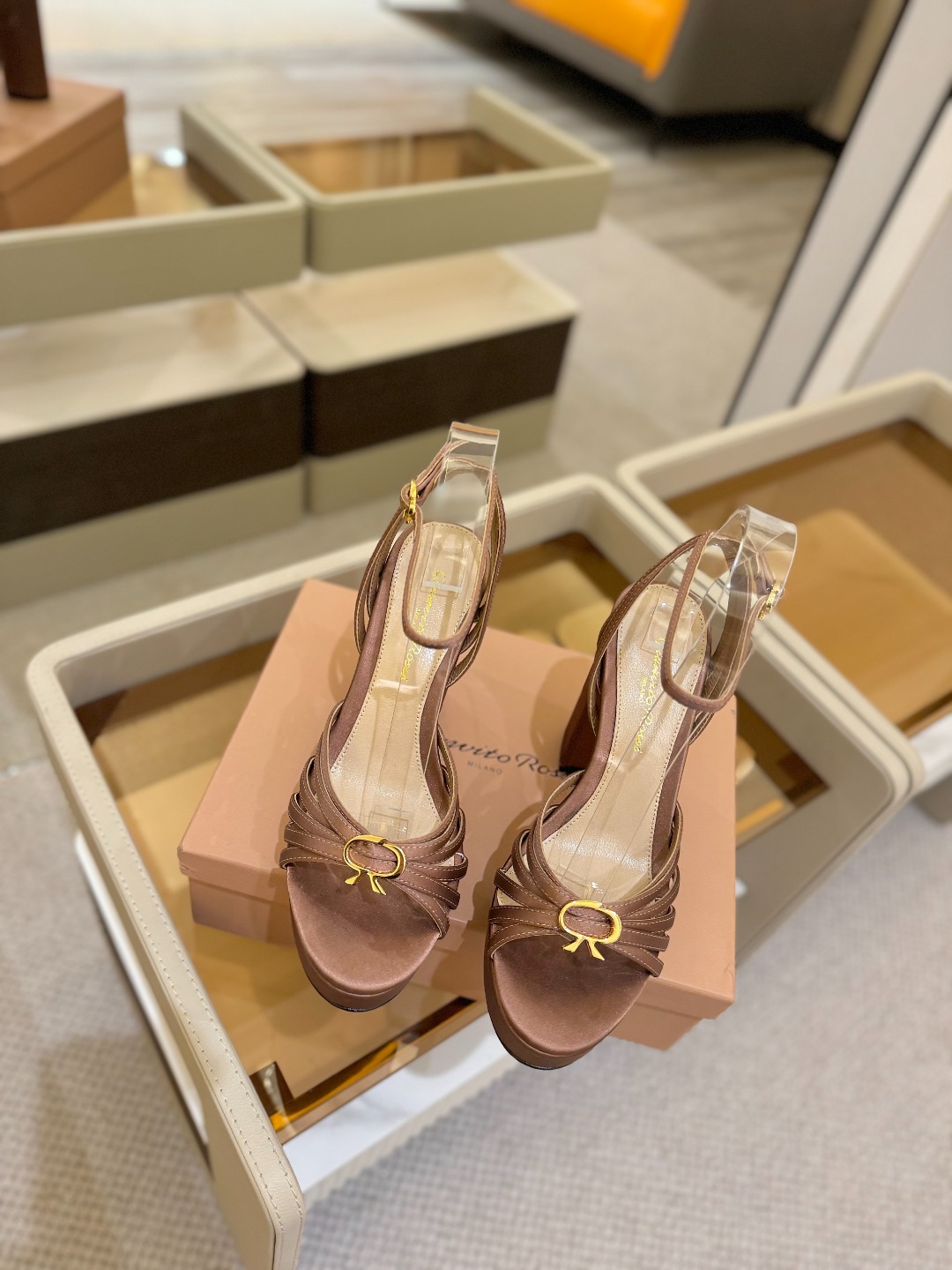 
 gianvito rossi 
👠2025新款凉鞋
👡✨真丝邂逅防水台高跟，今夏的优雅暴击！💦这双防