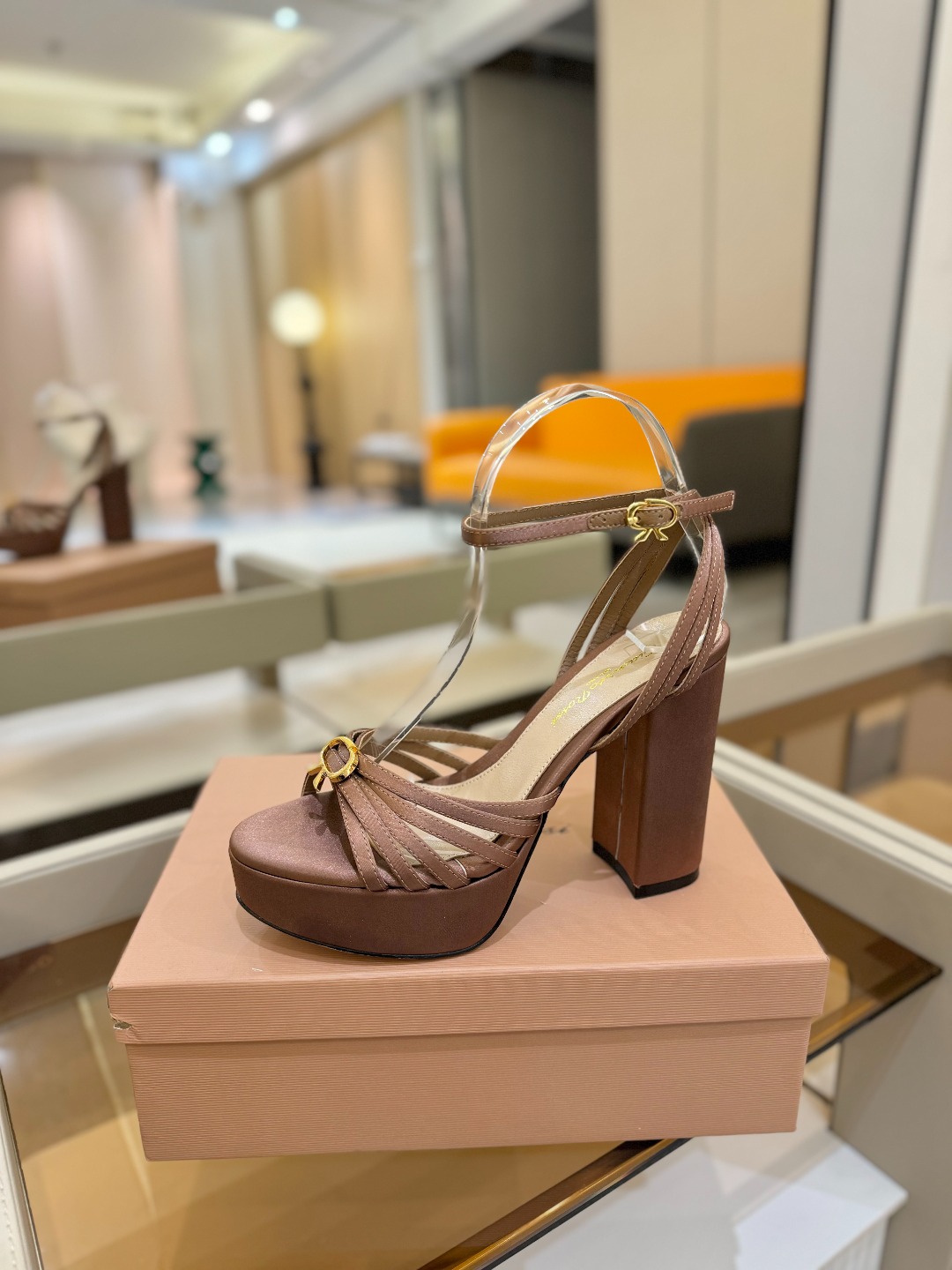 
 gianvito rossi 
👠2025新款凉鞋
👡✨真丝邂逅防水台高跟，今夏的优雅暴击！💦这双防