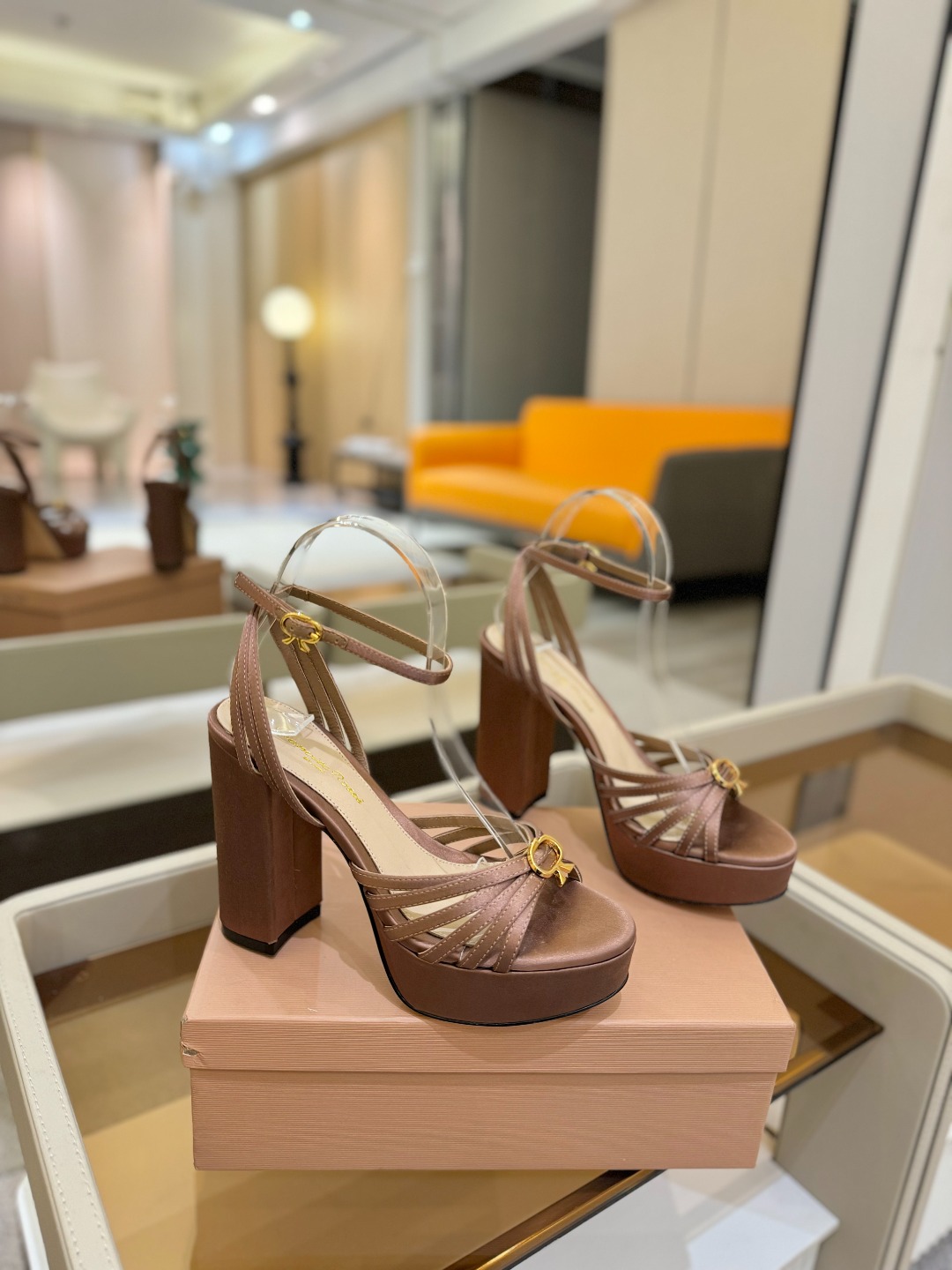 
 gianvito rossi 
👠2025新款凉鞋
👡✨真丝邂逅防水台高跟，今夏的优雅暴击！💦这双防