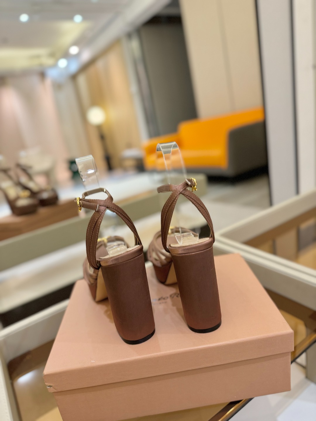 
 gianvito rossi 
👠2025新款凉鞋
👡✨真丝邂逅防水台高跟，今夏的优雅暴击！💦这双防