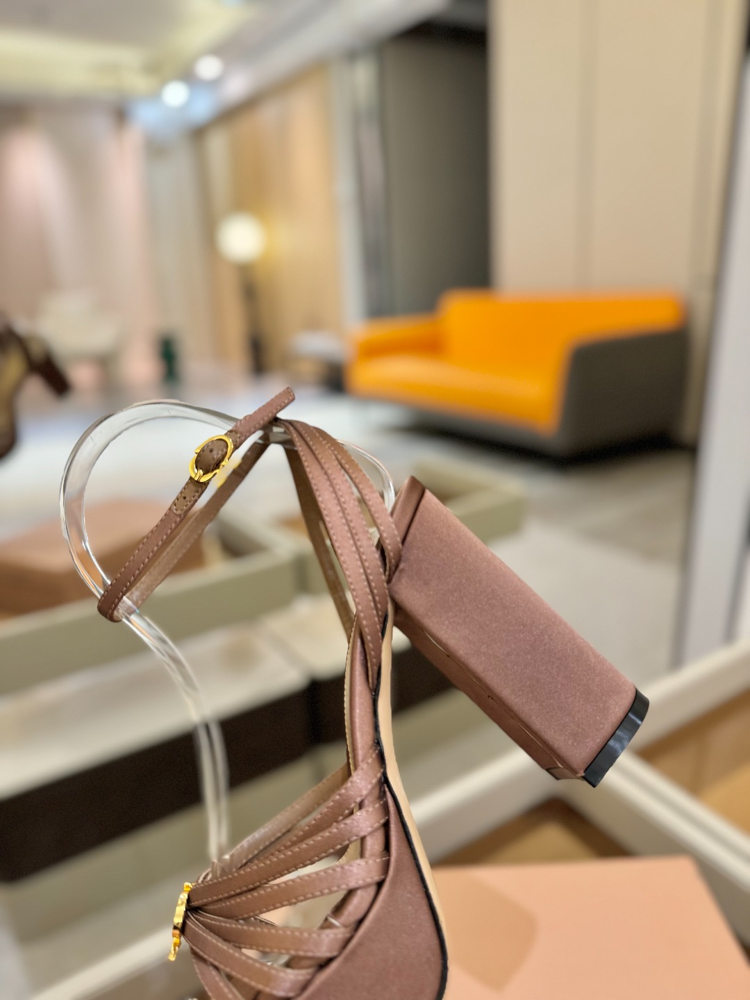 
 gianvito rossi 
👠2025新款凉鞋
👡✨真丝邂逅防水台高跟，今夏的优雅暴击！💦这双防