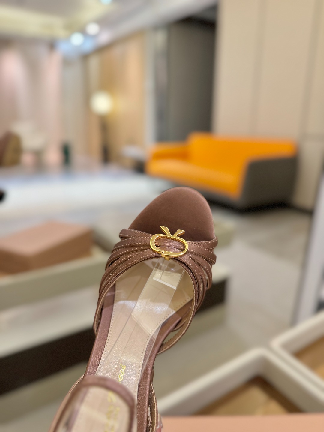 
 gianvito rossi 
👠2025新款凉鞋
👡✨真丝邂逅防水台高跟，今夏的优雅暴击！💦这双防