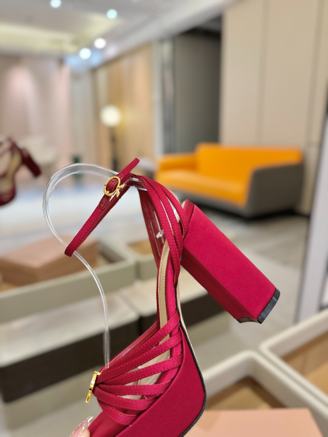 
 gianvito rossi 
👠2025新款凉鞋
👡✨真丝邂逅防水台高跟，今夏的优雅暴击！💦这双防