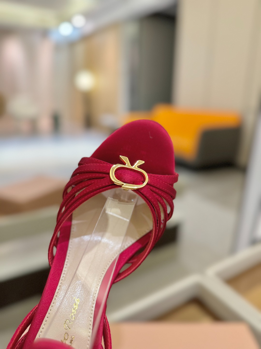 
 gianvito rossi 
👠2025新款凉鞋
👡✨真丝邂逅防水台高跟，今夏的优雅暴击！💦这双防