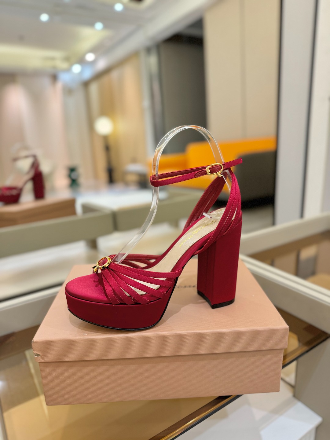 
 gianvito rossi 
👠2025新款凉鞋
👡✨真丝邂逅防水台高跟，今夏的优雅暴击！💦这双防