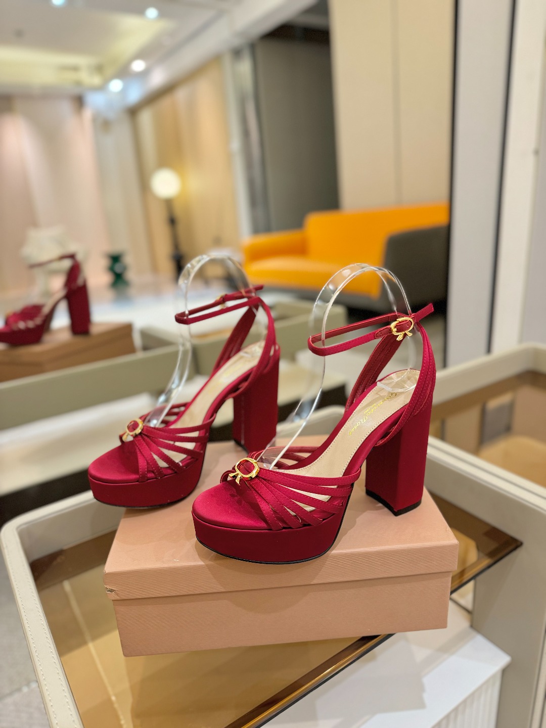 
 gianvito rossi 
👠2025新款凉鞋
👡✨真丝邂逅防水台高跟，今夏的优雅暴击！💦这双防