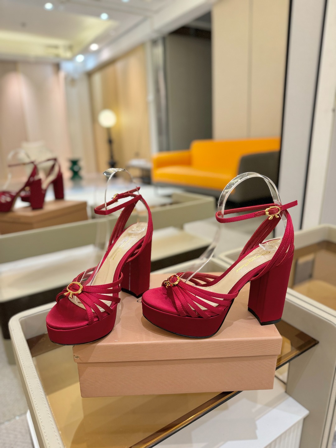 
 gianvito rossi 
👠2025新款凉鞋
👡✨真丝邂逅防水台高跟，今夏的优雅暴击！💦这双防