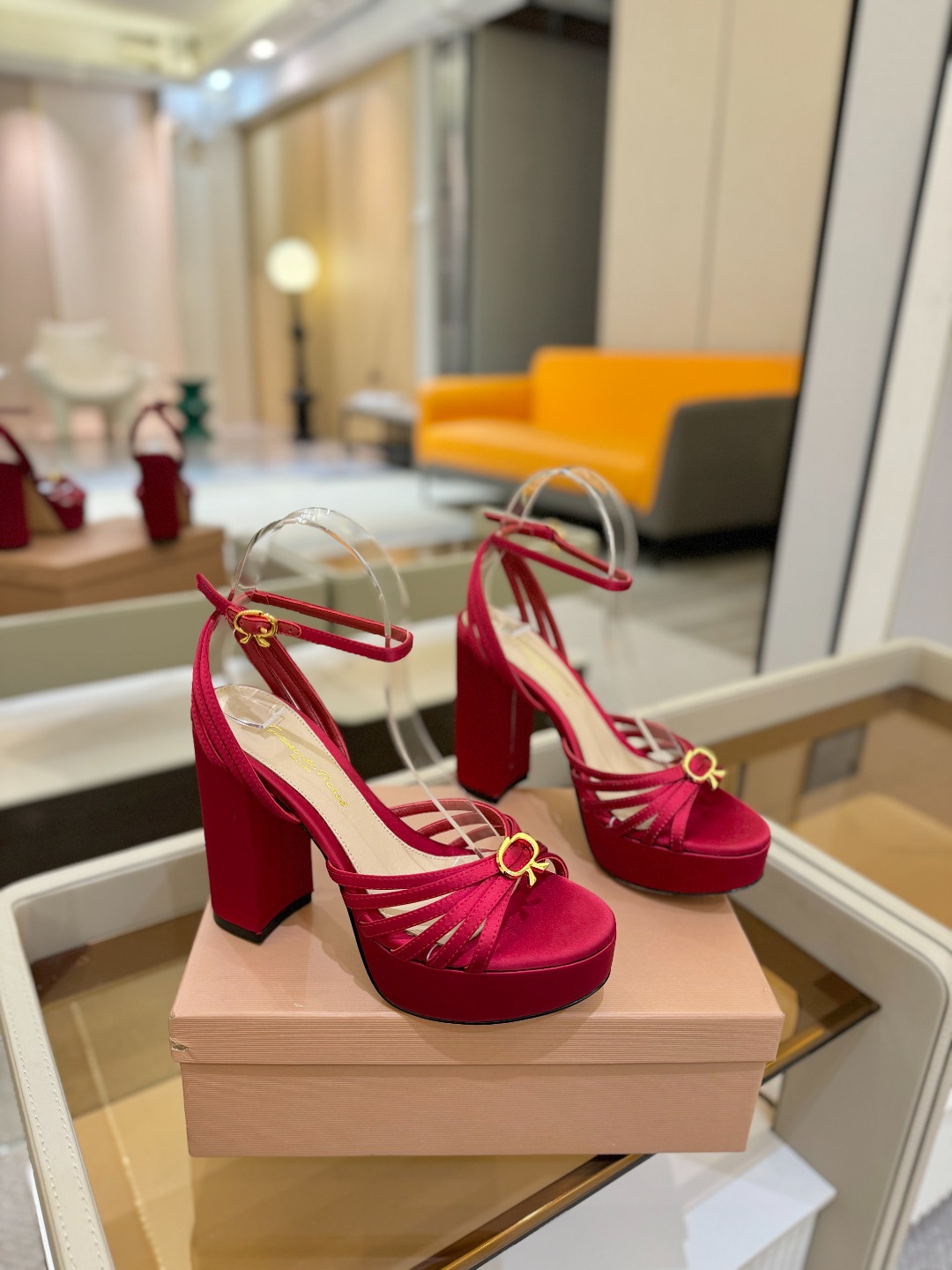 
 gianvito rossi 
👠2025新款凉鞋
👡✨真丝邂逅防水台高跟，今夏的优雅暴击！💦这双防