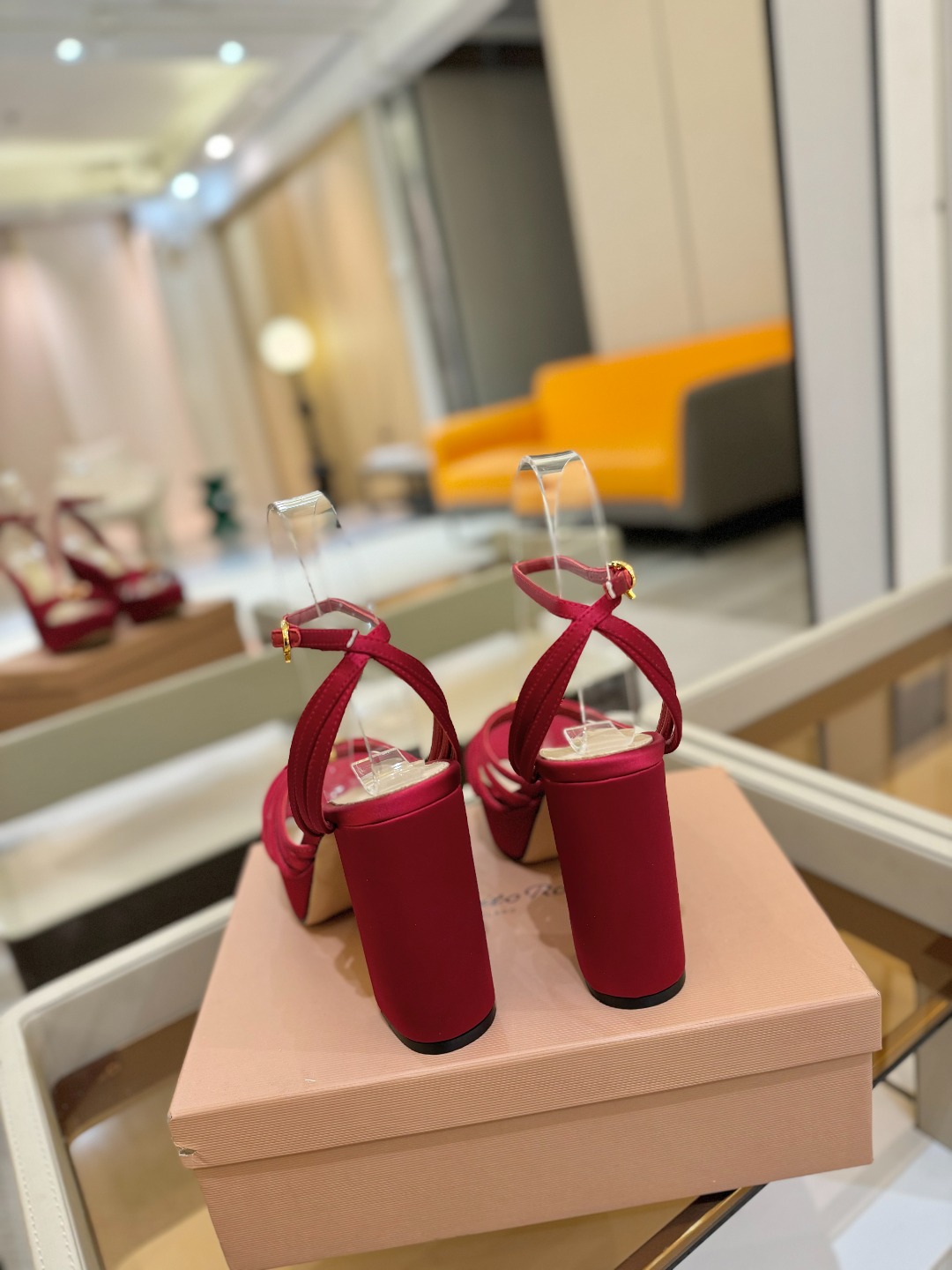 
 gianvito rossi 
👠2025新款凉鞋
👡✨真丝邂逅防水台高跟，今夏的优雅暴击！💦这双防