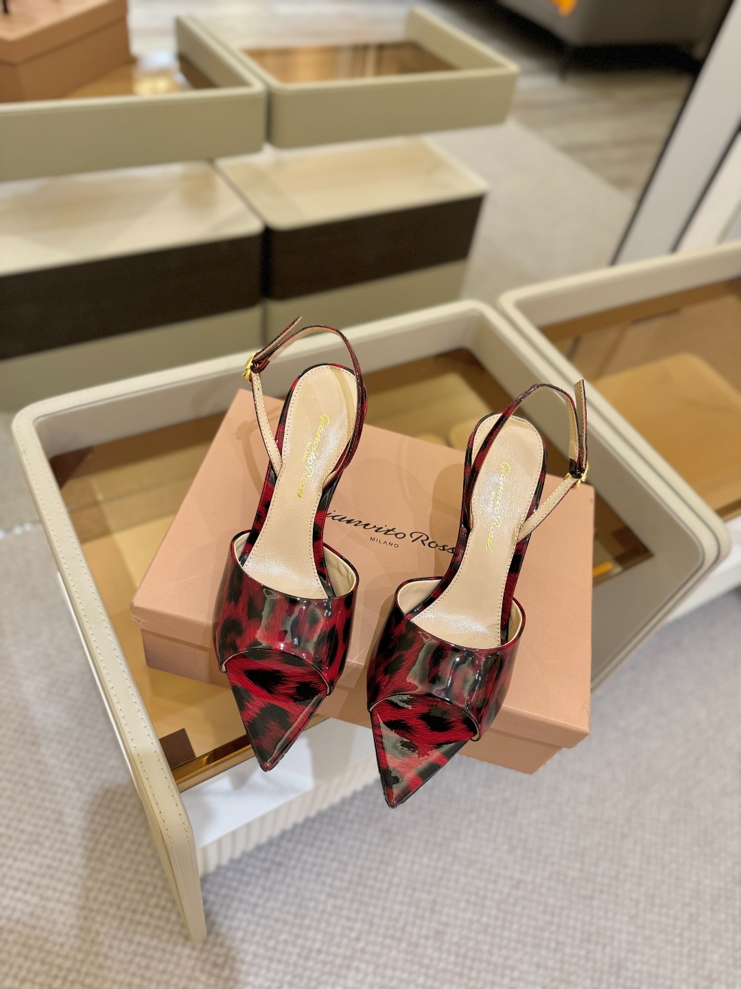 
gianvito rossi 
👠2025新款凉鞋
顶级版本
代购品质
🐆✨这双尖头高跟凉鞋，把野性与