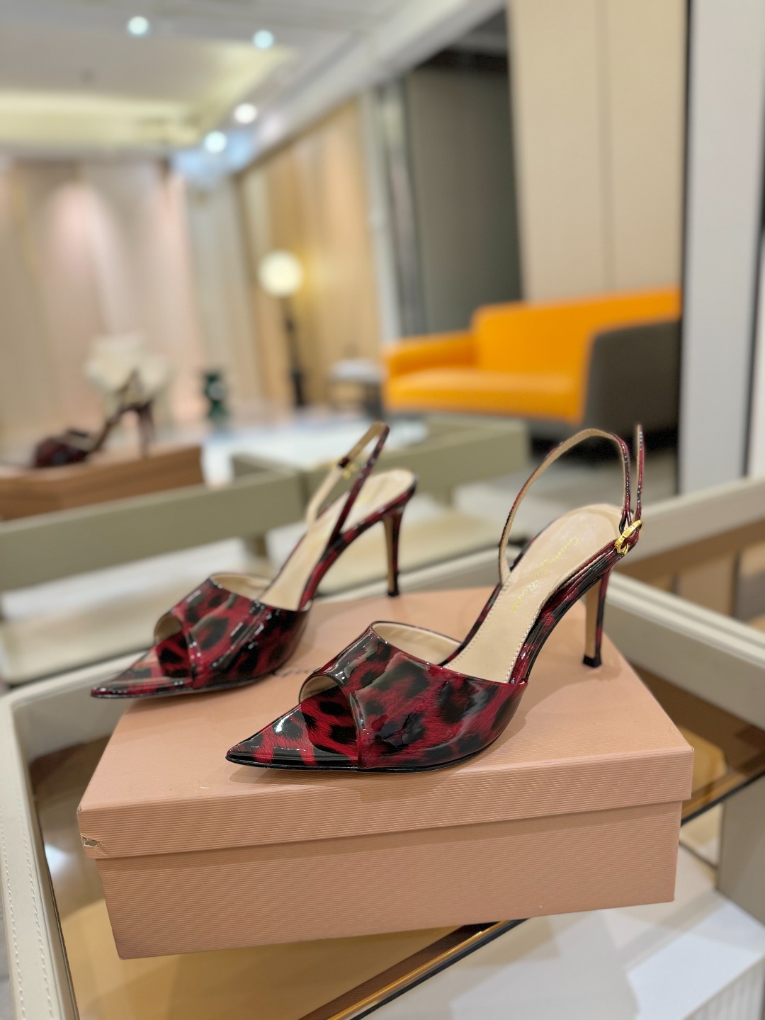 
gianvito rossi 
👠2025新款凉鞋
顶级版本
代购品质
🐆✨这双尖头高跟凉鞋，把野性与