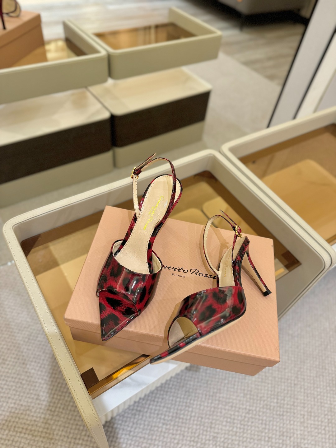 
gianvito rossi 
👠2025新款凉鞋
顶级版本
代购品质
🐆✨这双尖头高跟凉鞋，把野性与