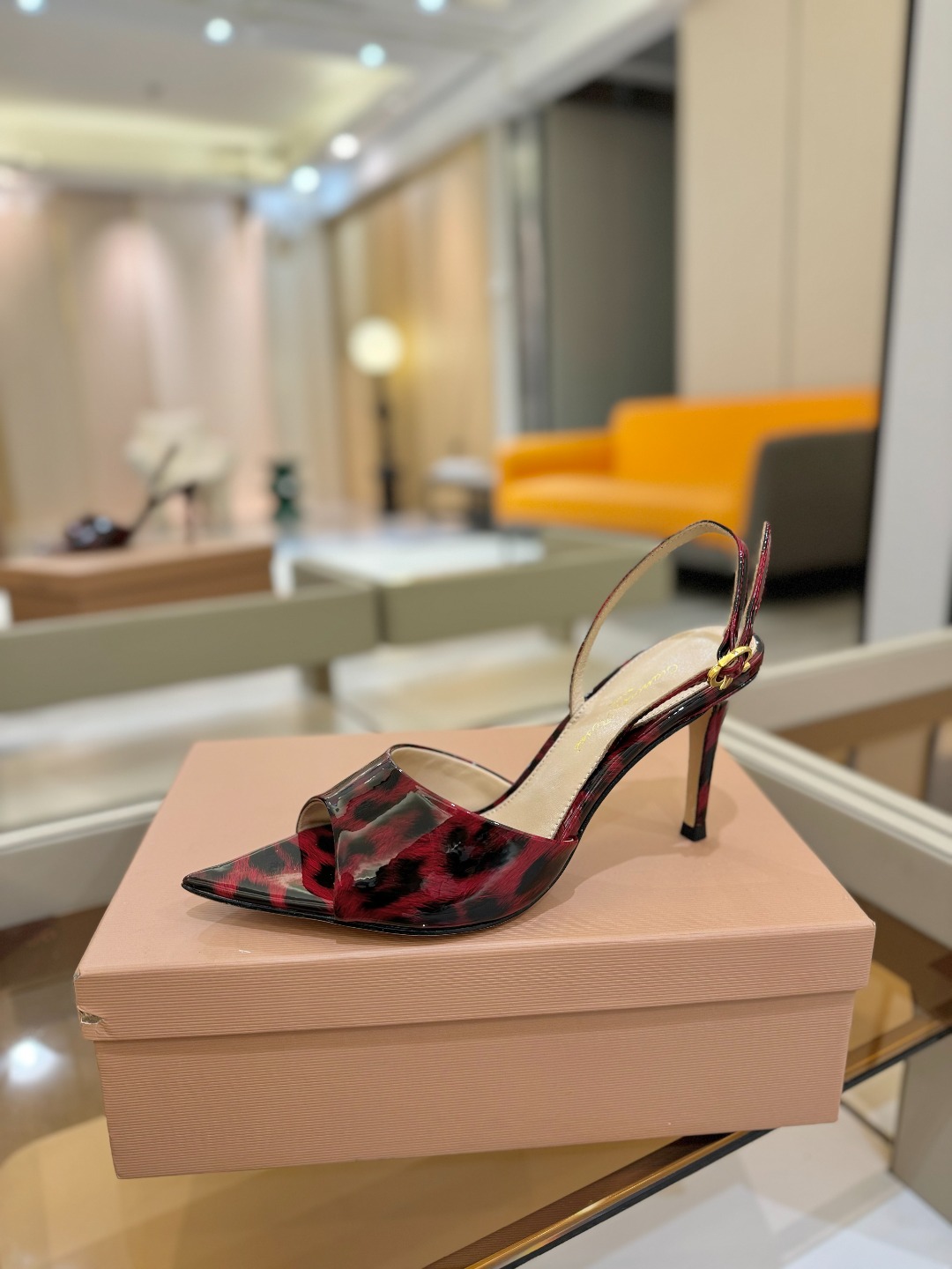 
gianvito rossi 
👠2025新款凉鞋
顶级版本
代购品质
🐆✨这双尖头高跟凉鞋，把野性与
