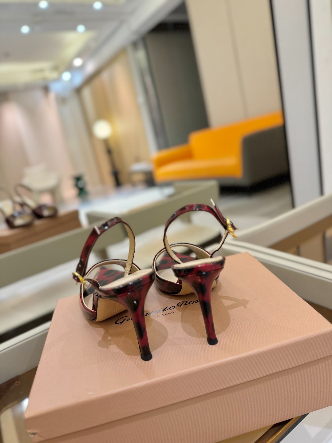 
gianvito rossi 
👠2025新款凉鞋
顶级版本
代购品质
🐆✨这双尖头高跟凉鞋，把野性与