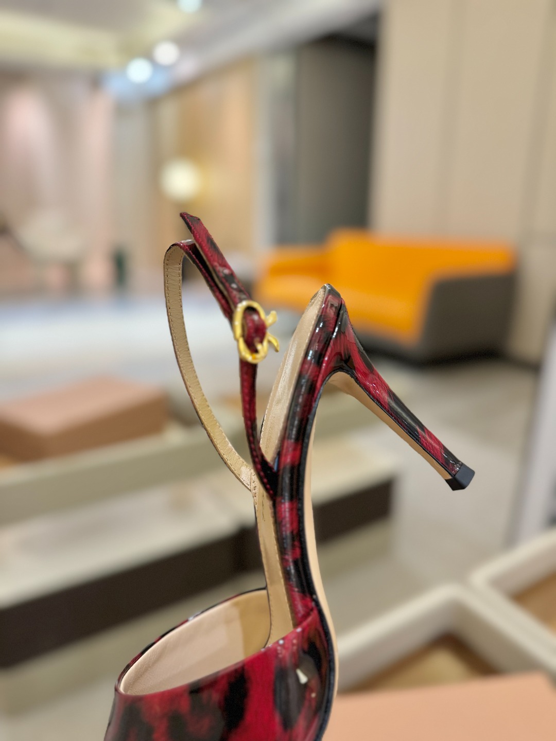 
gianvito rossi 
👠2025新款凉鞋
顶级版本
代购品质
🐆✨这双尖头高跟凉鞋，把野性与