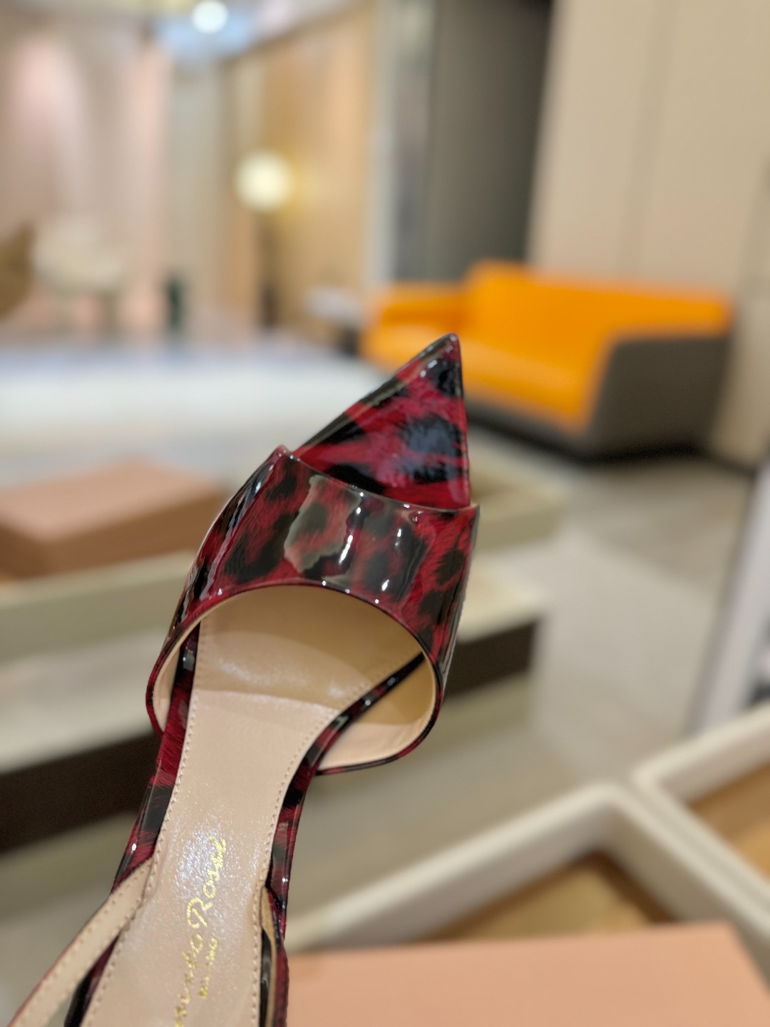 
gianvito rossi 
👠2025新款凉鞋
顶级版本
代购品质
🐆✨这双尖头高跟凉鞋，把野性与