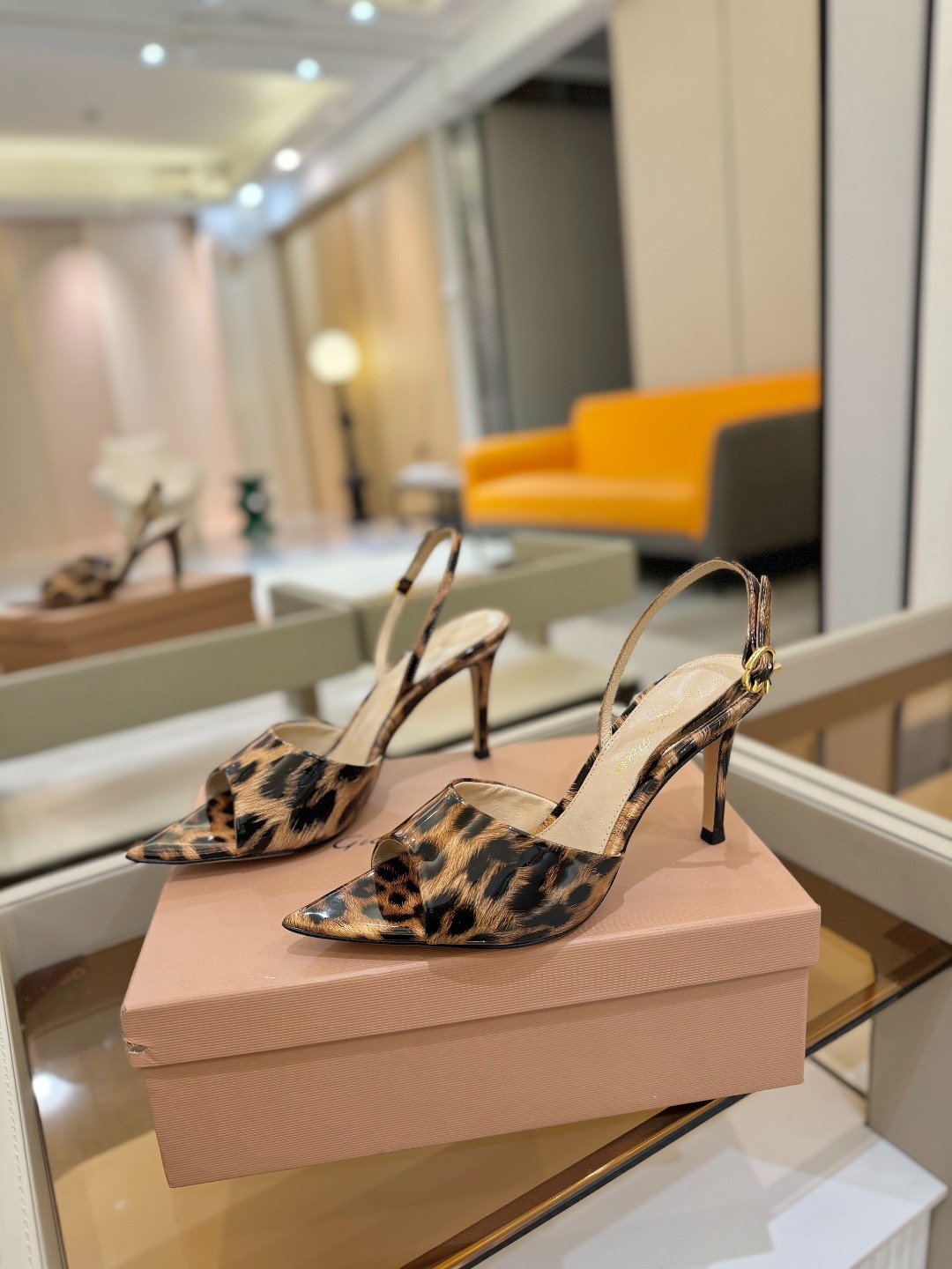 
gianvito rossi 
👠2025新款凉鞋
顶级版本
代购品质
🐆✨这双尖头高跟凉鞋，把野性与