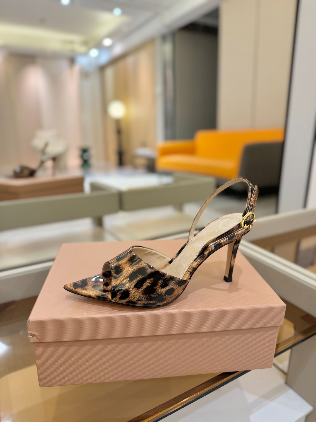 
gianvito rossi 
👠2025新款凉鞋
顶级版本
代购品质
🐆✨这双尖头高跟凉鞋，把野性与