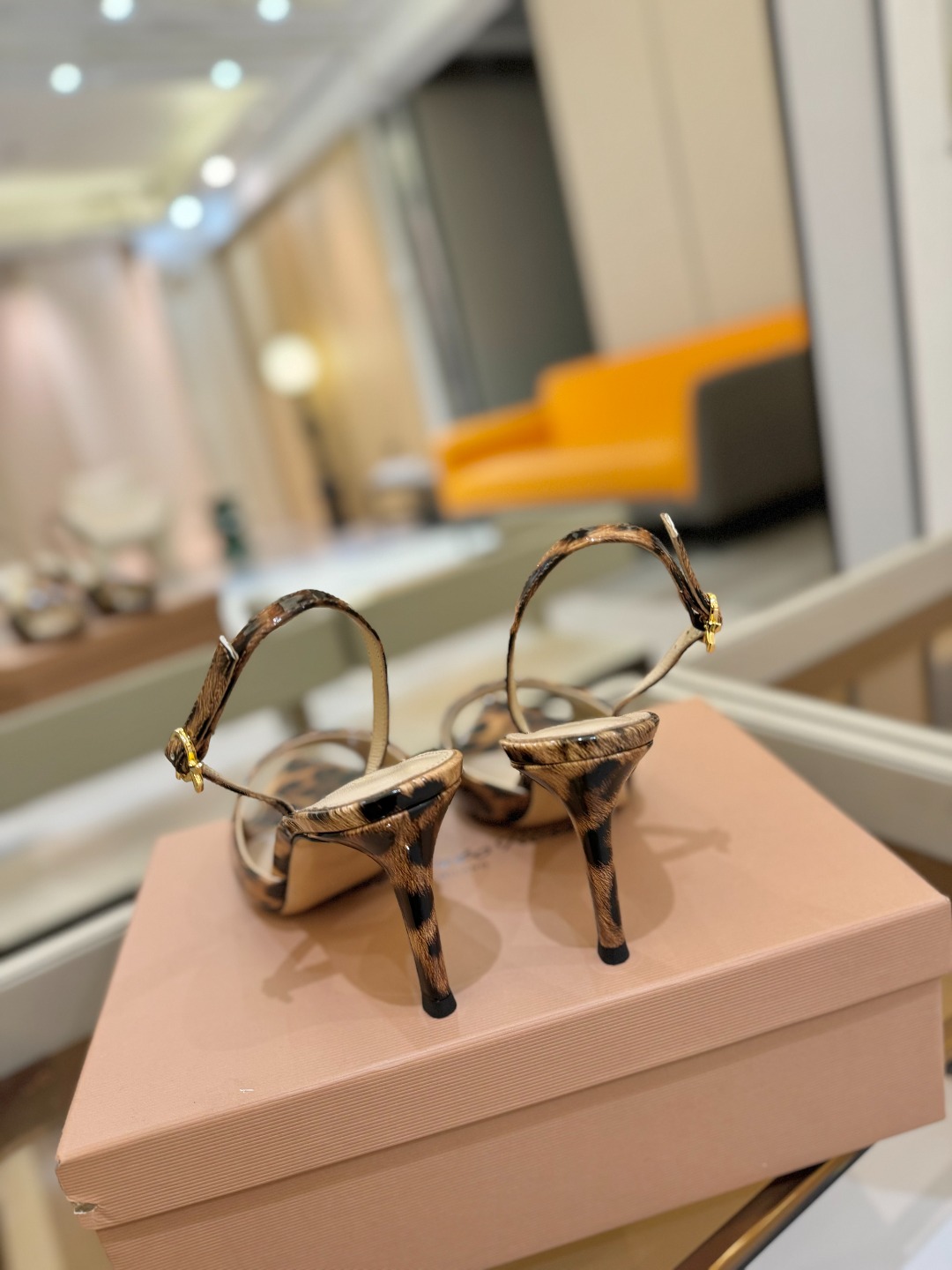 
gianvito rossi 
👠2025新款凉鞋
顶级版本
代购品质
🐆✨这双尖头高跟凉鞋，把野性与