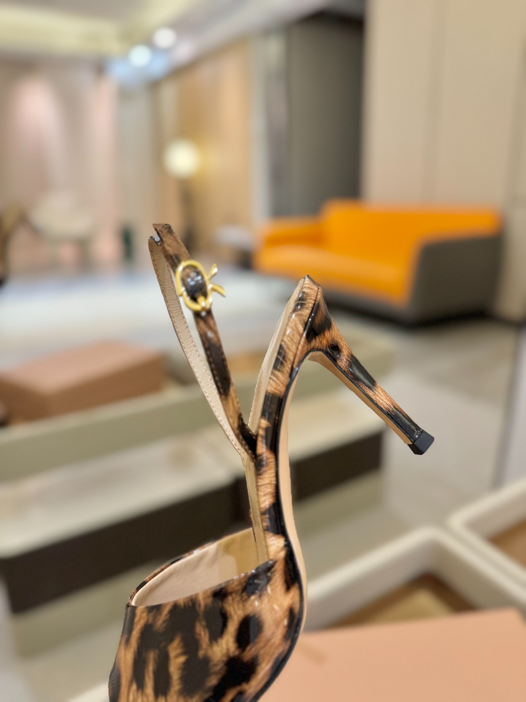 
gianvito rossi 
👠2025新款凉鞋
顶级版本
代购品质
🐆✨这双尖头高跟凉鞋，把野性与