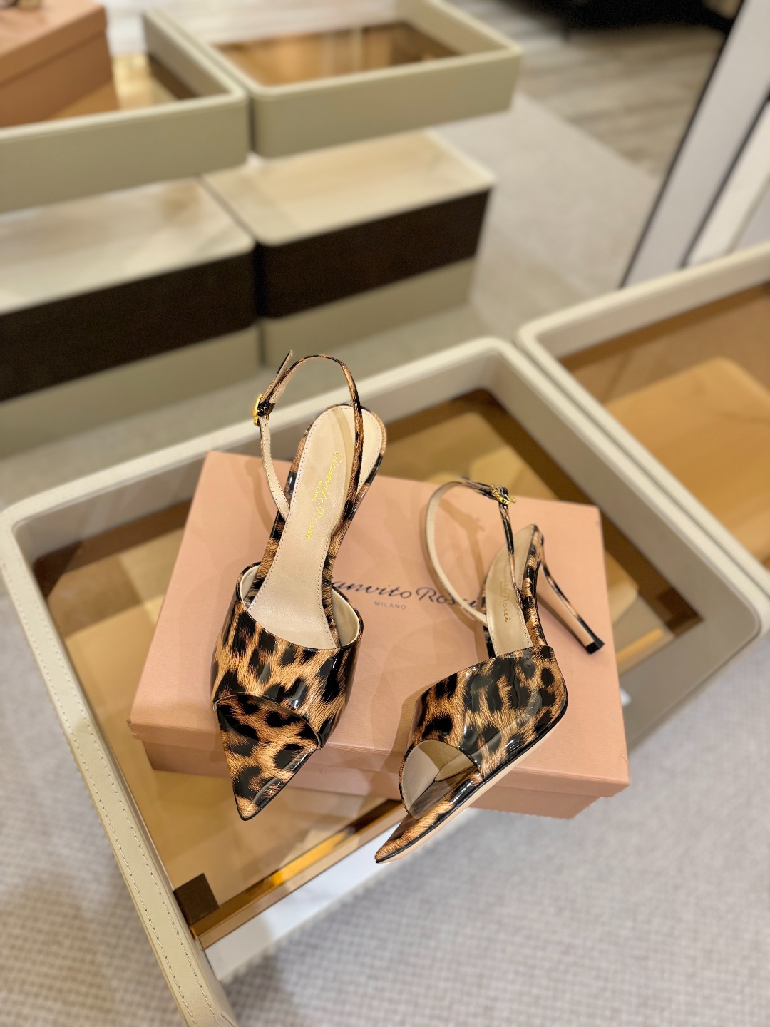 
gianvito rossi 
👠2025新款凉鞋
顶级版本
代购品质
🐆✨这双尖头高跟凉鞋，把野性与