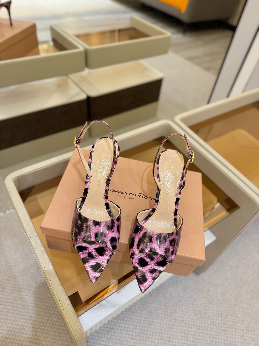 
gianvito rossi 
👠2025新款凉鞋
顶级版本
代购品质
🐆✨这双尖头高跟凉鞋，把野性与