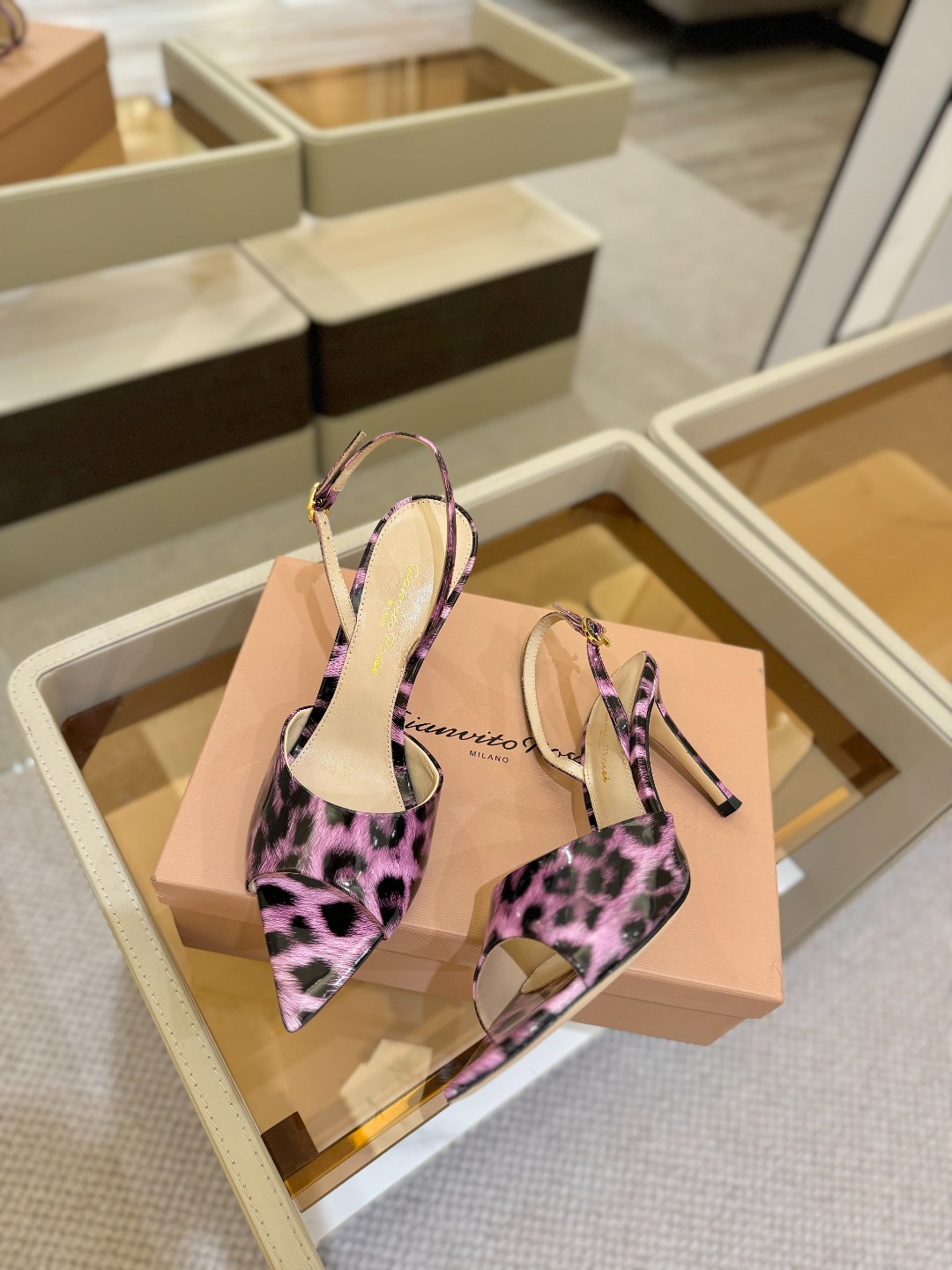 
gianvito rossi 
👠2025新款凉鞋
顶级版本
代购品质
🐆✨这双尖头高跟凉鞋，把野性与