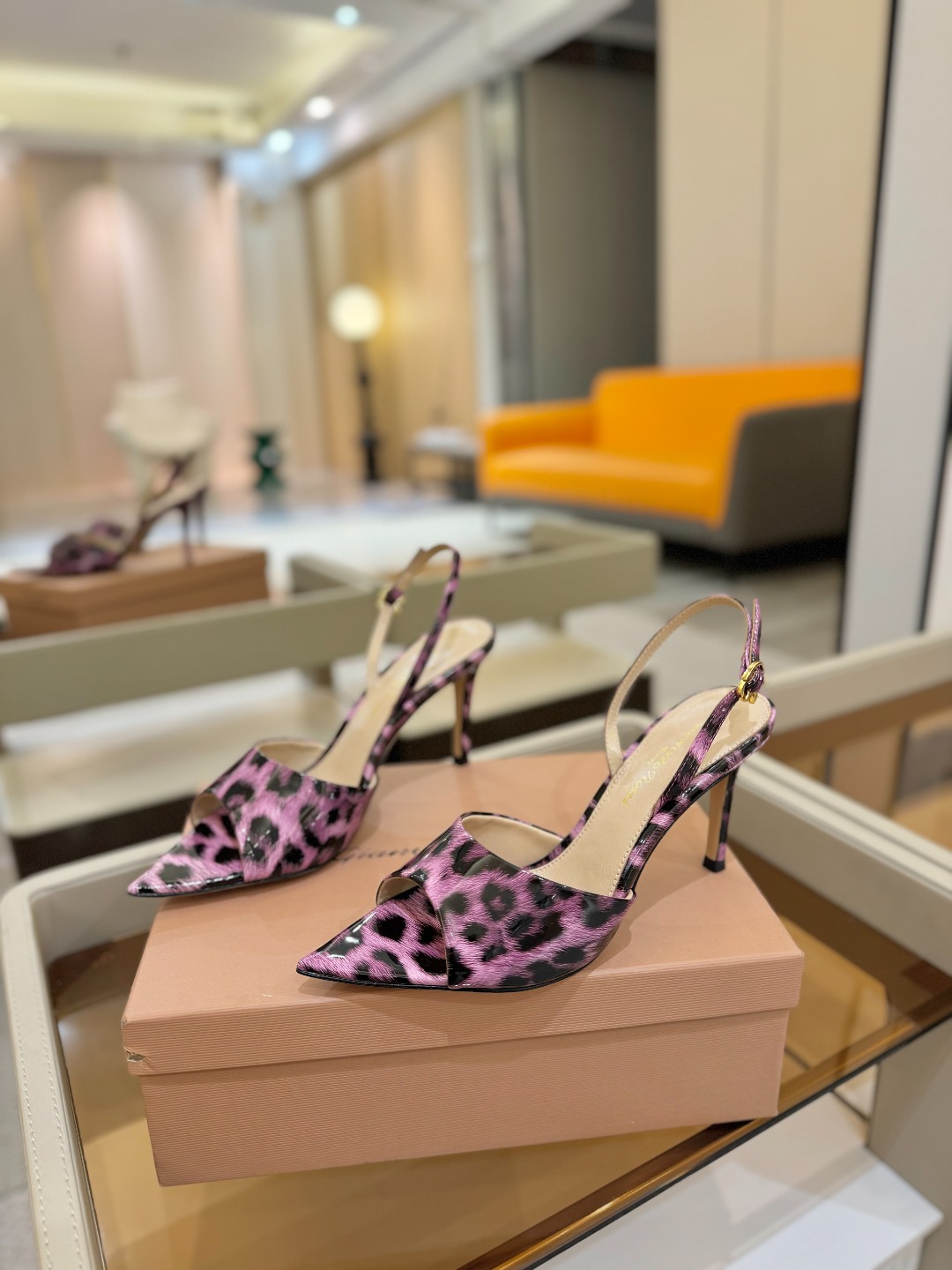 
gianvito rossi 
👠2025新款凉鞋
顶级版本
代购品质
🐆✨这双尖头高跟凉鞋，把野性与