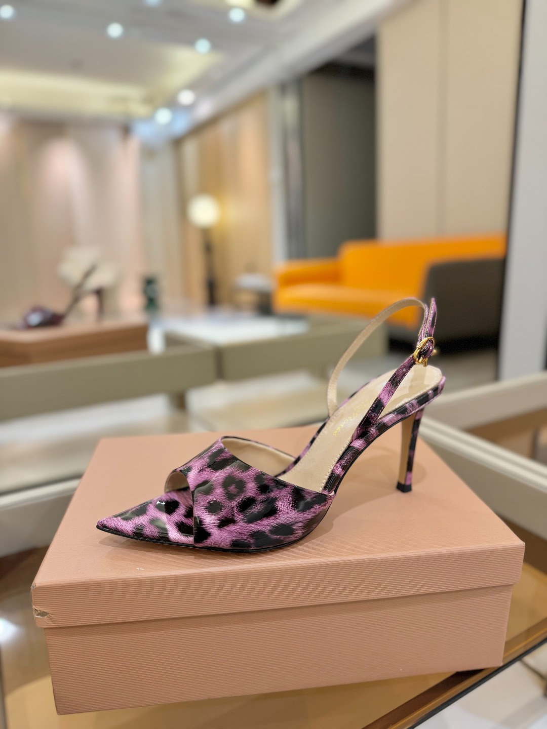
gianvito rossi 
👠2025新款凉鞋
顶级版本
代购品质
🐆✨这双尖头高跟凉鞋，把野性与