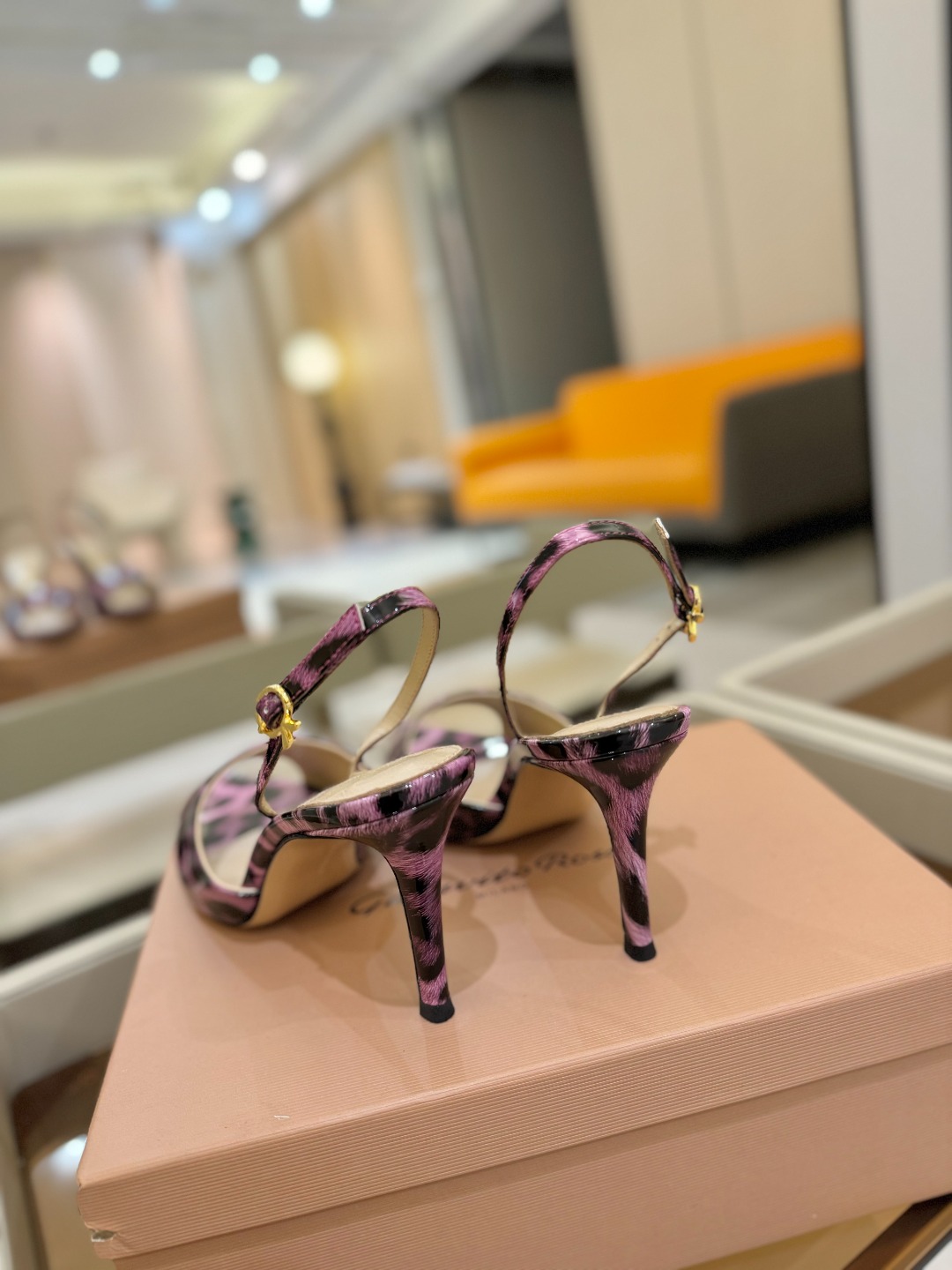
gianvito rossi 
👠2025新款凉鞋
顶级版本
代购品质
🐆✨这双尖头高跟凉鞋，把野性与