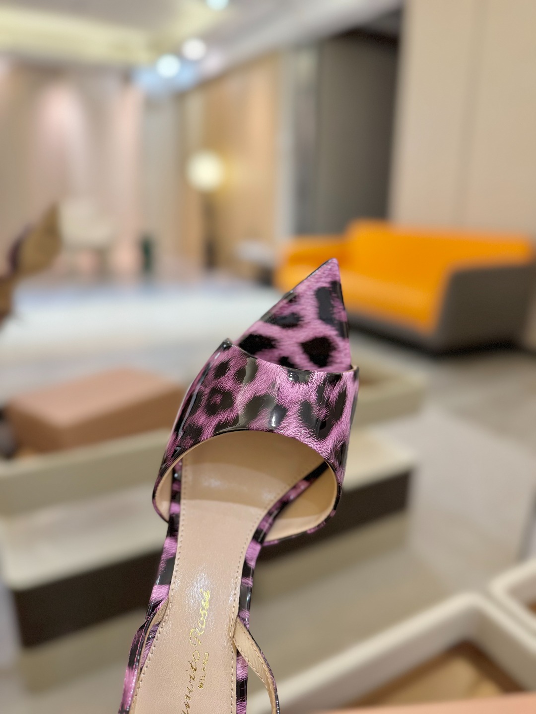 
gianvito rossi 
👠2025新款凉鞋
顶级版本
代购品质
🐆✨这双尖头高跟凉鞋，把野性与