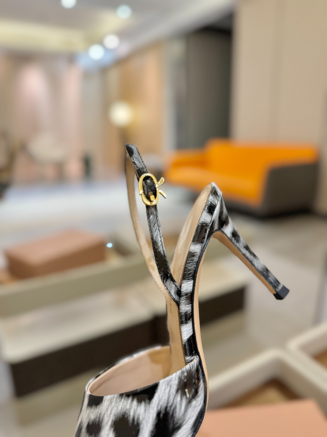 
gianvito rossi 
👠2025新款凉鞋
顶级版本
代购品质
🐆✨这双尖头高跟凉鞋，把野性与