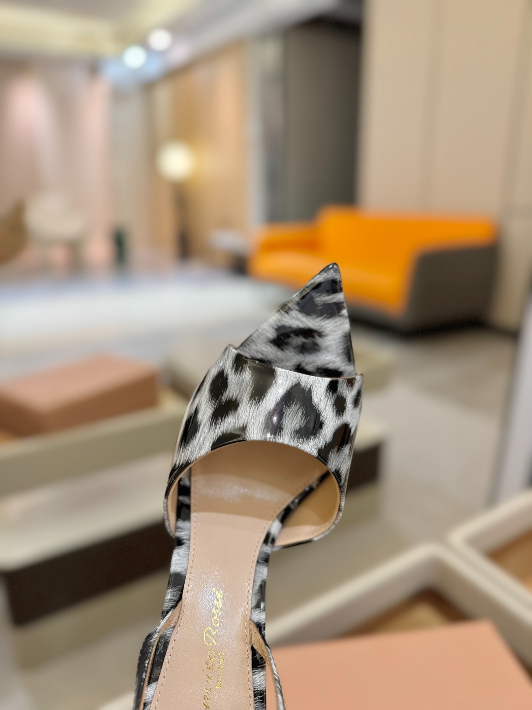 
gianvito rossi 
👠2025新款凉鞋
顶级版本
代购品质
🐆✨这双尖头高跟凉鞋，把野性与
