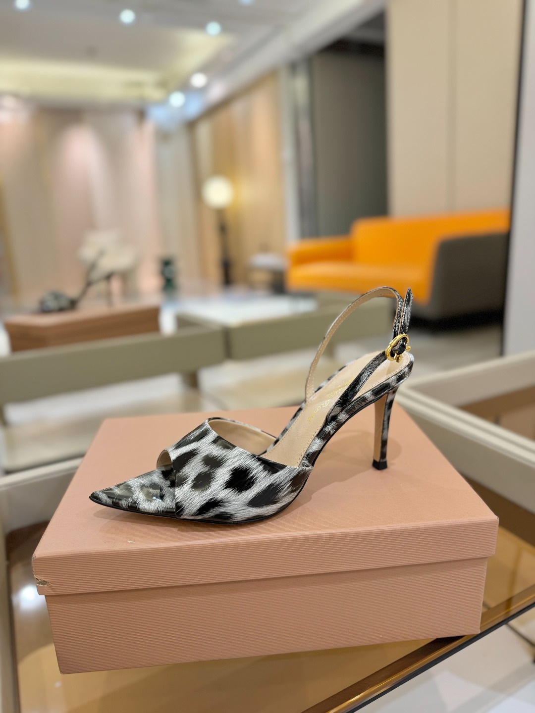 
gianvito rossi 
👠2025新款凉鞋
顶级版本
代购品质
🐆✨这双尖头高跟凉鞋，把野性与
