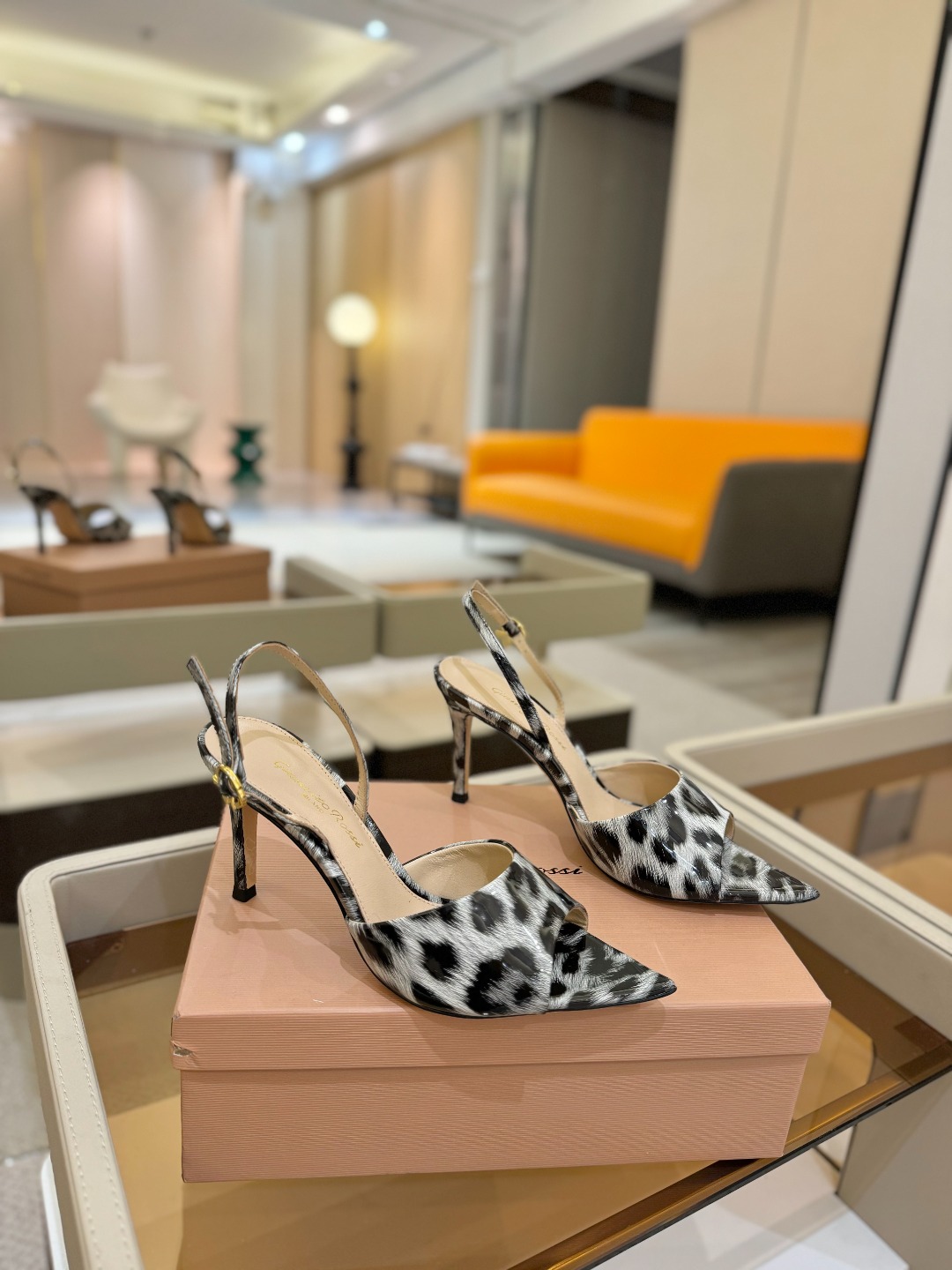 
gianvito rossi 
👠2025新款凉鞋
顶级版本
代购品质
🐆✨这双尖头高跟凉鞋，把野性与